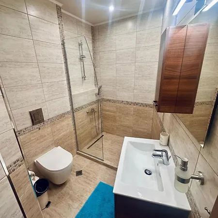 Апартаменты Deluxe Centre With Free Parking *